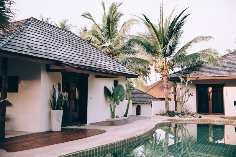 tropical-pool-outside-a-white-house